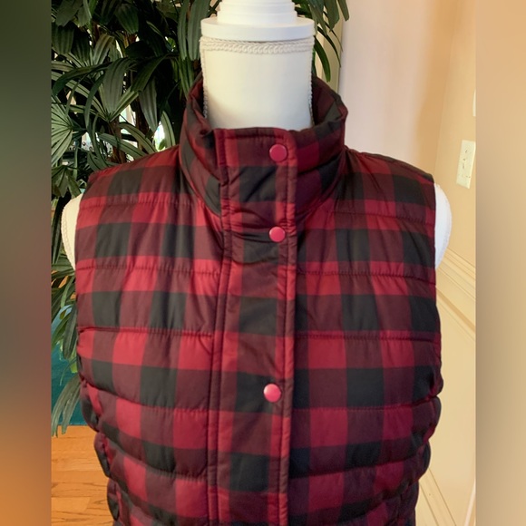 ❤️❤️GAP Red & Black Checkered Plaid Slimming Puffer Vest Size Medium❤️❤️ - Picture 4 of 10